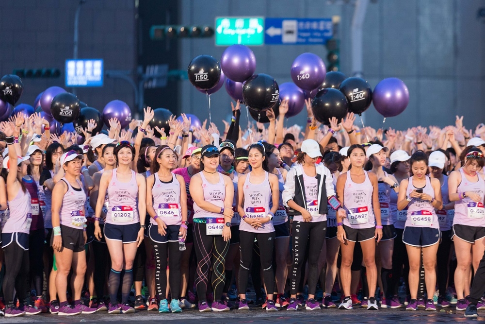 台新銀行冠名贊助的「Taishin Women Run Taipei」，本月14日清晨超過一萬五千名女性跑者於臺北市府前廣場起跑。(圖片來源：台新銀行)