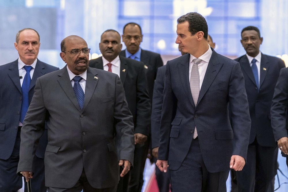 蘇丹前總統巴席爾2018年底訪問敘利亞，與敘國總統阿塞德會面。（美聯社）