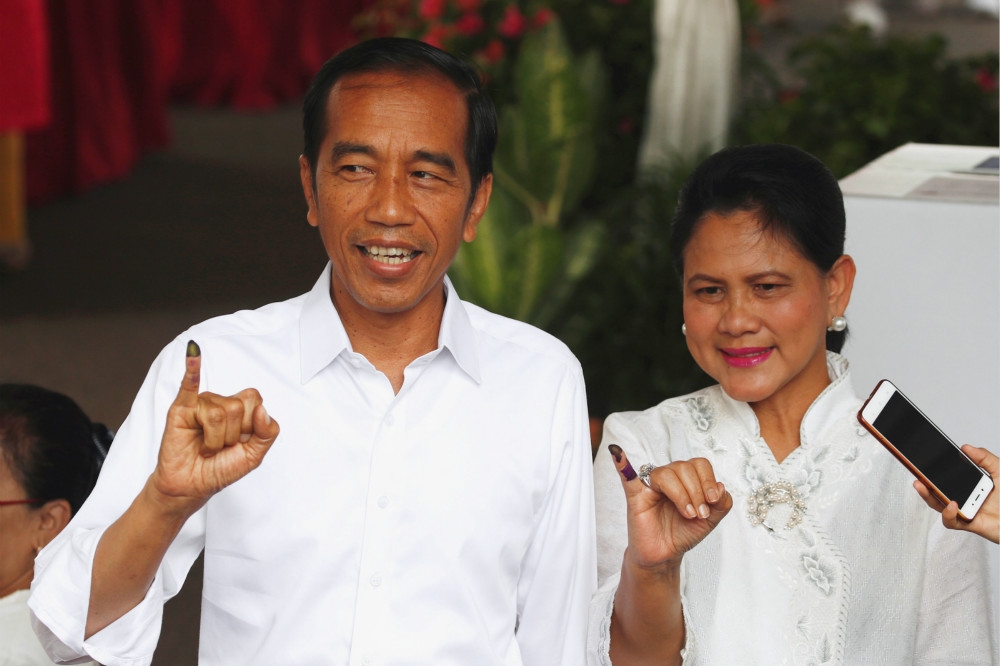 印尼總統佐科威（圖左）和夫人艾琳娜（右）完成投票。（湯森路透）