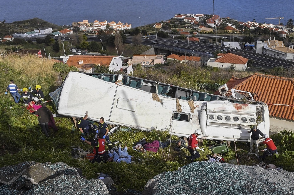 葡萄牙位於非洲西海岸外的自治省馬德拉島（Madeira）17日發生一起遊覽車翻覆的重大車禍。（美聯社）