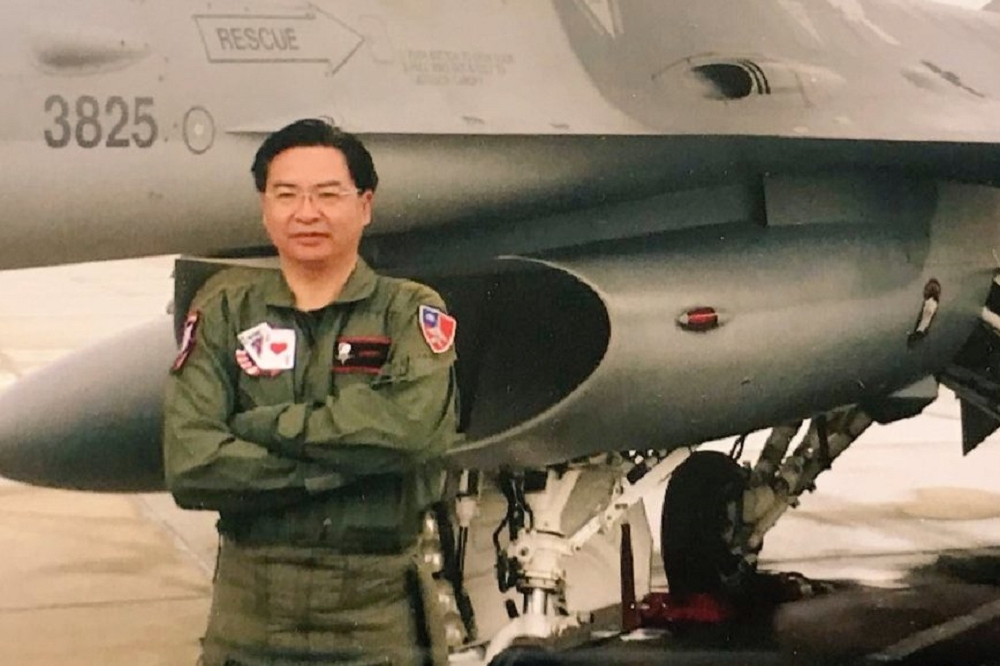 外交部長吳釗燮17日下午在外交部推特發出文章，感謝在路克空軍基地的飛行員培訓計畫，並貼上與F16戰機的合照。(圖片取自外交部twitter)