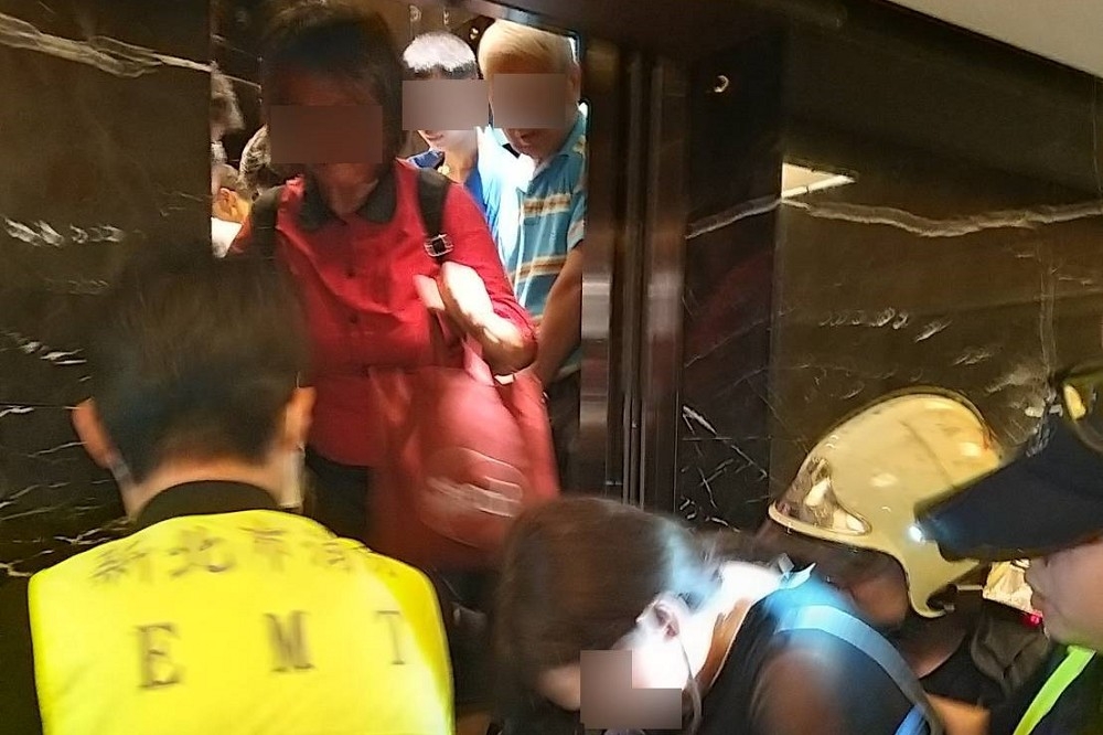 新北市消防局搶救因地震而受困在電梯內的民眾。（新北市消防局提供）