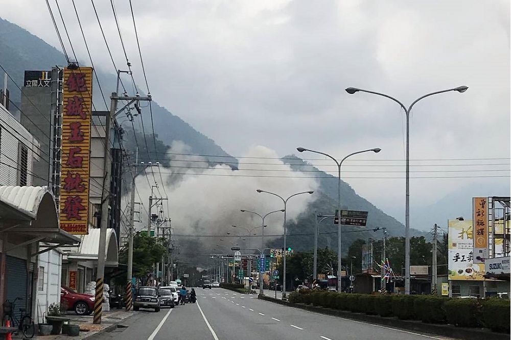 台灣18日下午1時花蓮發生大地震，亞洲水泥新城廠外也冒出濃煙，引起周遭居民恐慌。(圖片取自公民廟口-立委在做天在看臉書)