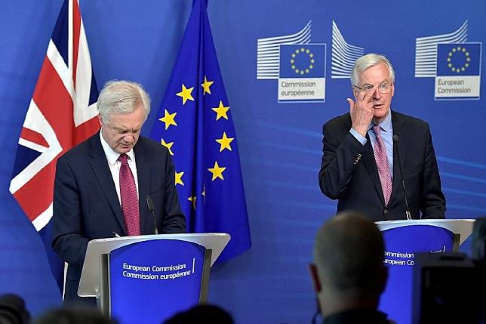 歐盟與英國代表6月在比利時進行脫歐協商。右為歐盟執委會指派的英國脫歐主協商者巴尼耶（Michel Barnier），左為英國脫歐大臣戴維斯（David Davis）。（湯森路透）