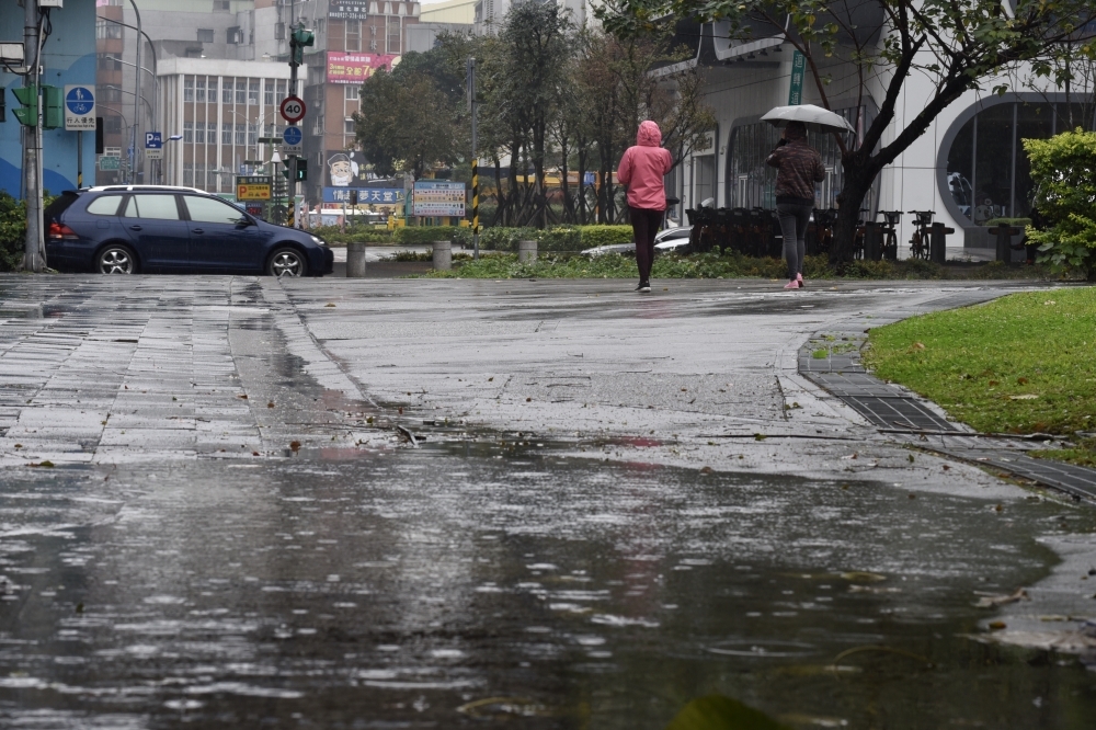 19日受華南雲雨區東移影響，全台有雨，請民眾出門務必帶傘。(資料照片／張文玠攝)