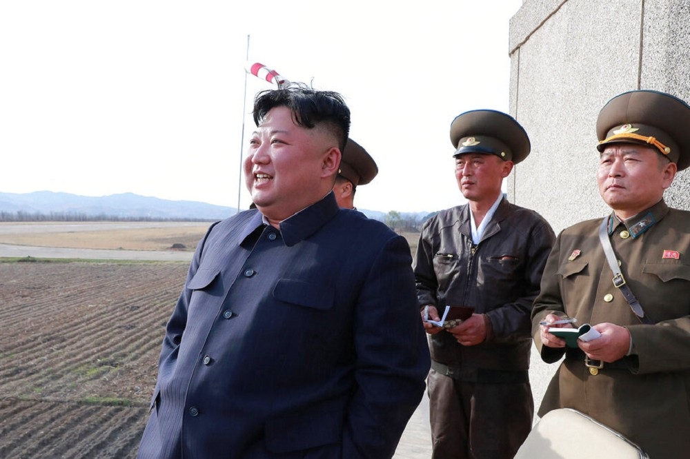 16日北韓領導人金正恩突擊視察朝鮮人民軍航空及反航空軍第1017軍部隊。（美聯社）