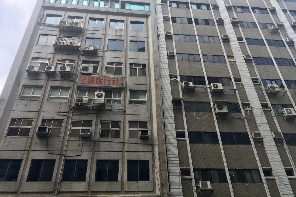 長安東路上一棟被地震震歪的30年建築，經建管處勘驗，判定無立即拆除或補強必要。（資料照片／張哲偉攝）