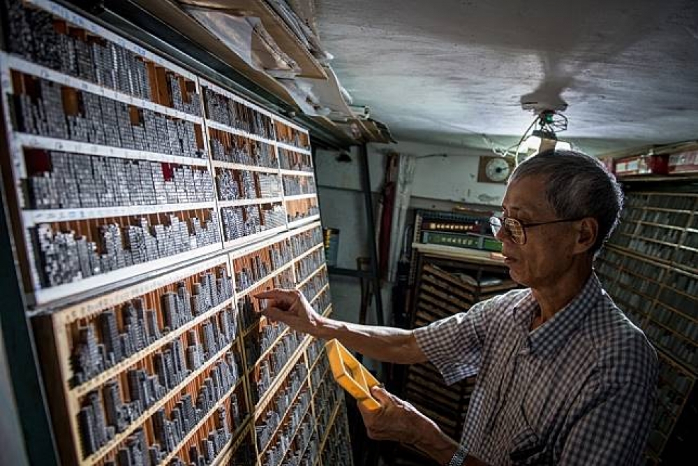 1坪大小、高度不足2公尺，數以萬計的鉛字室，林金仁一生寫照。（攝影：李昆翰）