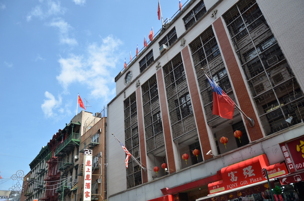 中華公所外懸掛中華民國國旗，一旁的溯源公所則已改升五星旗。（攝影：李濠仲）