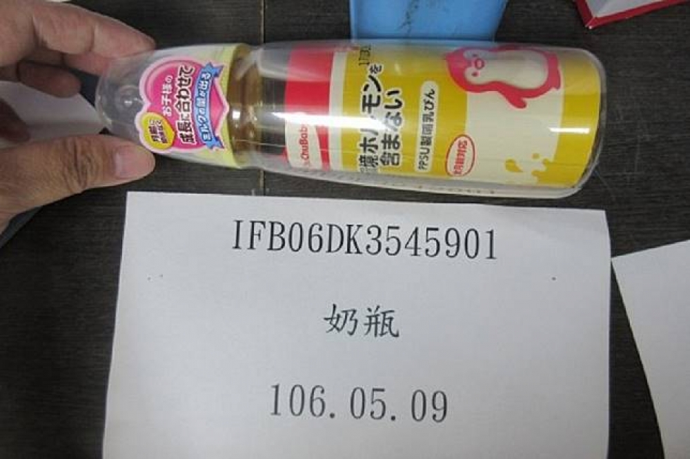 衛福部食藥署4日公布邊境通關查驗不合格資訊，共計20項產品，其中，一款日本的奶瓶甚還驗出會干擾性賀爾蒙的「雙酚A」。（食藥署提供）