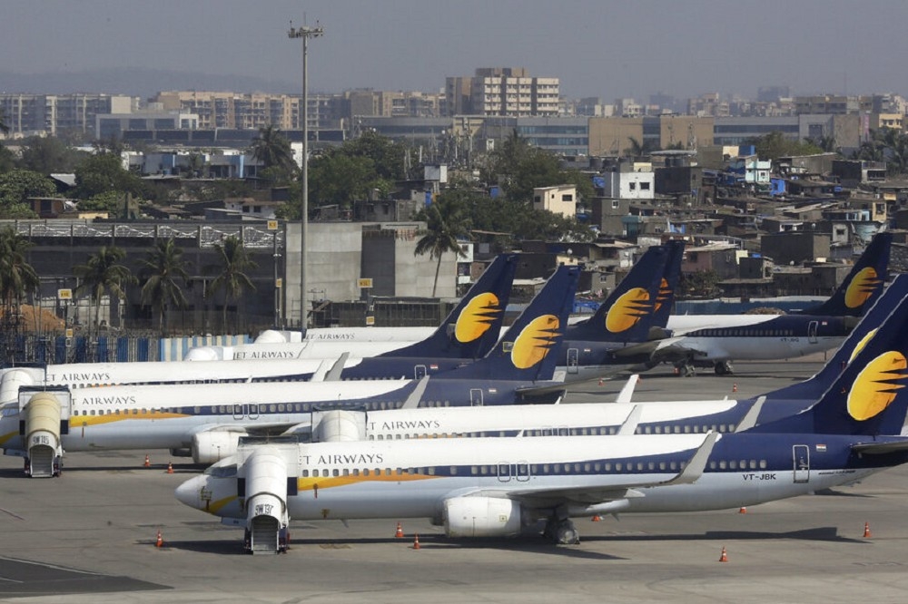 印度「捷達航空」飛機停在雪瓦吉國際機場。（美聯社）