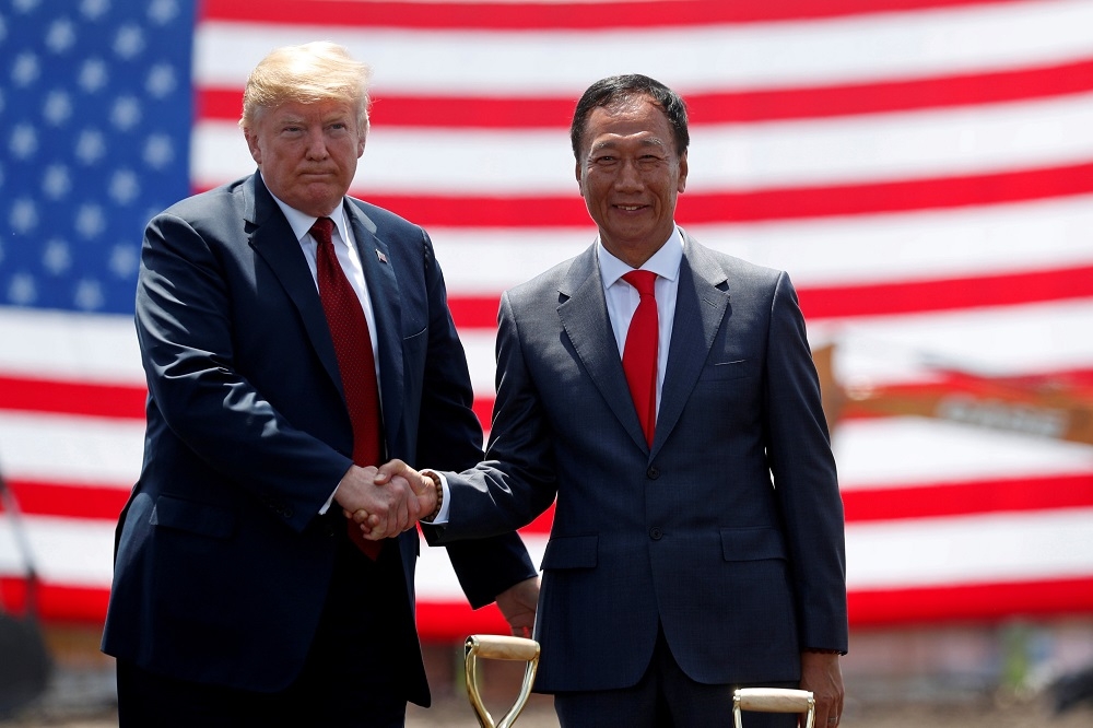 鴻海董事長郭台銘與美國總統川普，2018年共同為威州鴻海廠主持開工儀式。（湯森路透）