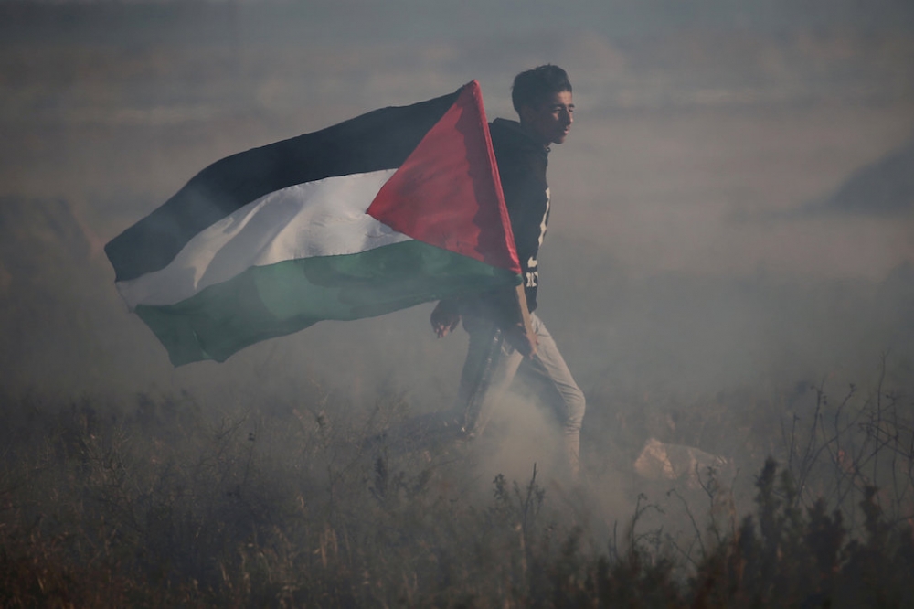 圖為加薩走廊的巴勒斯坦青年在邊境抗議以色列侵佔土地。（湯森路透）