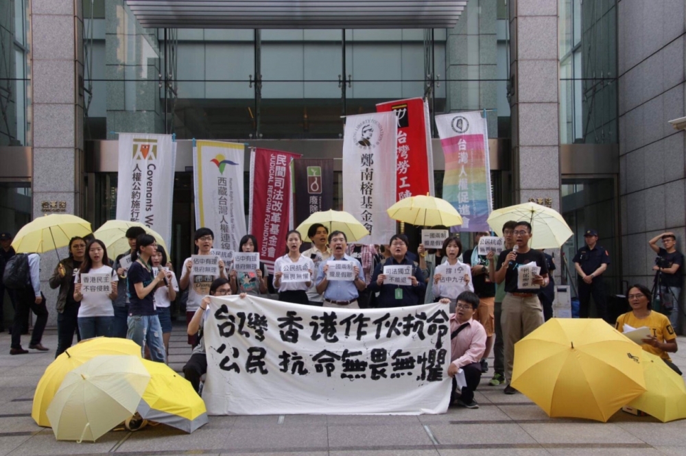 24日上午，包含台灣人權促進會等團體在內的民間團體聯合在香港經貿文化辦事處前公開表達強烈抗議。（攝影：何宇軒）