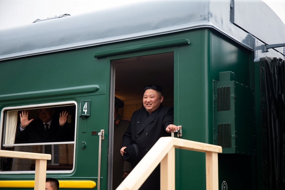 北韓領導人金正恩24日凌晨搭乘專列出發赴俄羅斯訪問，於海參崴下車。（湯森路透）