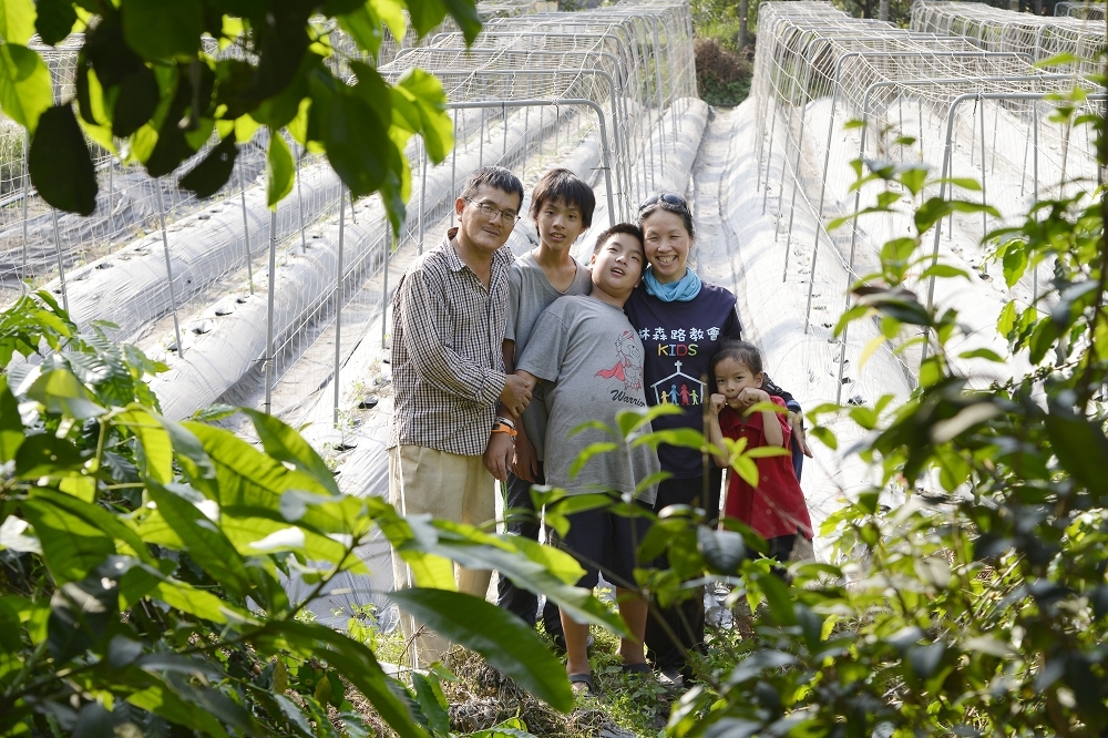 高雄市茂林紫蝶谷裡，除了百萬個蝴蝶家庭外，還住了蔡佼瑾一家人，媽媽帶著3個孩子自學成長。（攝影：李智為）