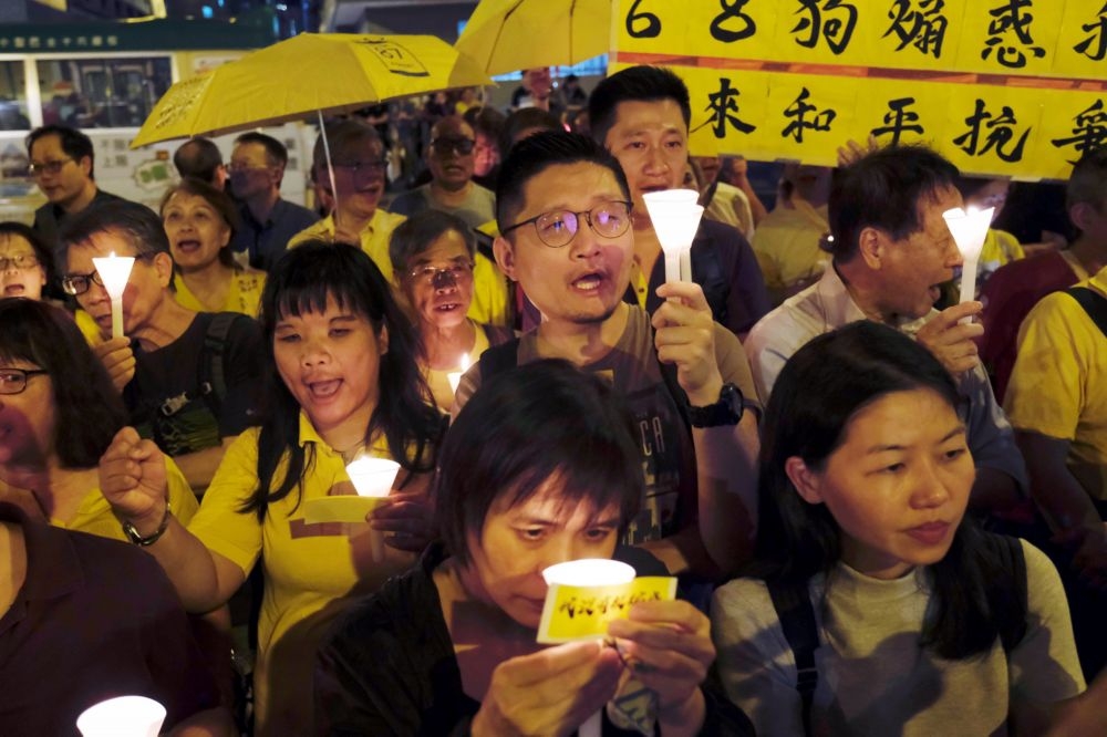 香港市民24日晚間聚集在荔枝角收押所外。（湯森路透）