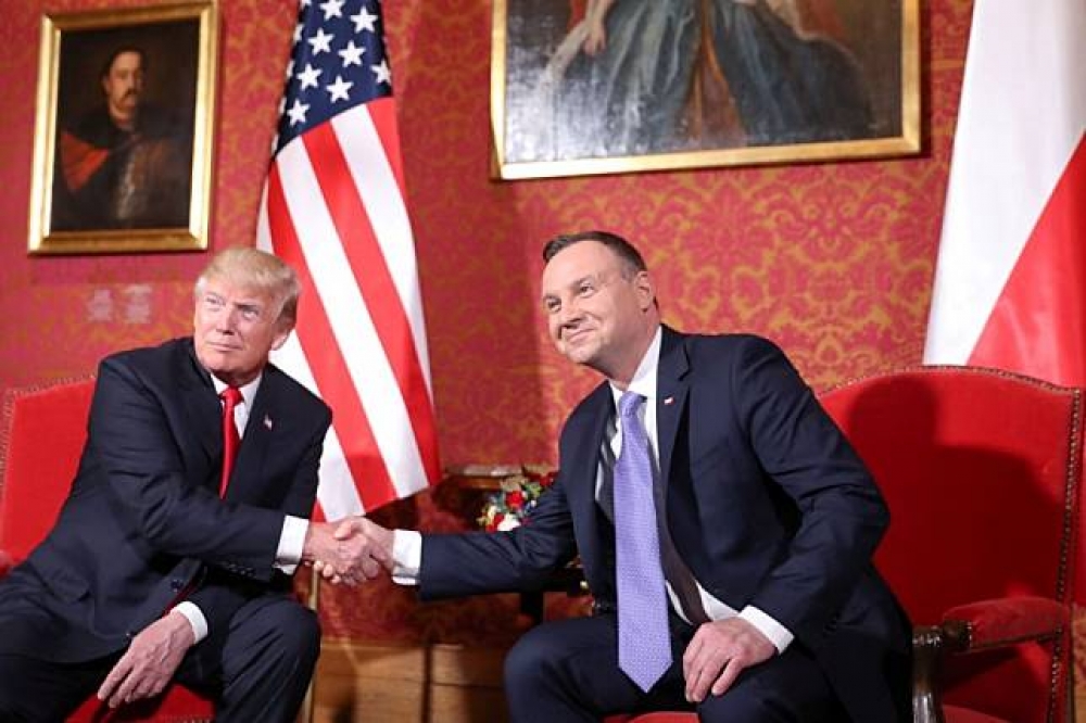 川普於G20峰會舉行前造訪波蘭，右為現任波蘭總統杜達（Andrzej Duda）。（湯森路透）