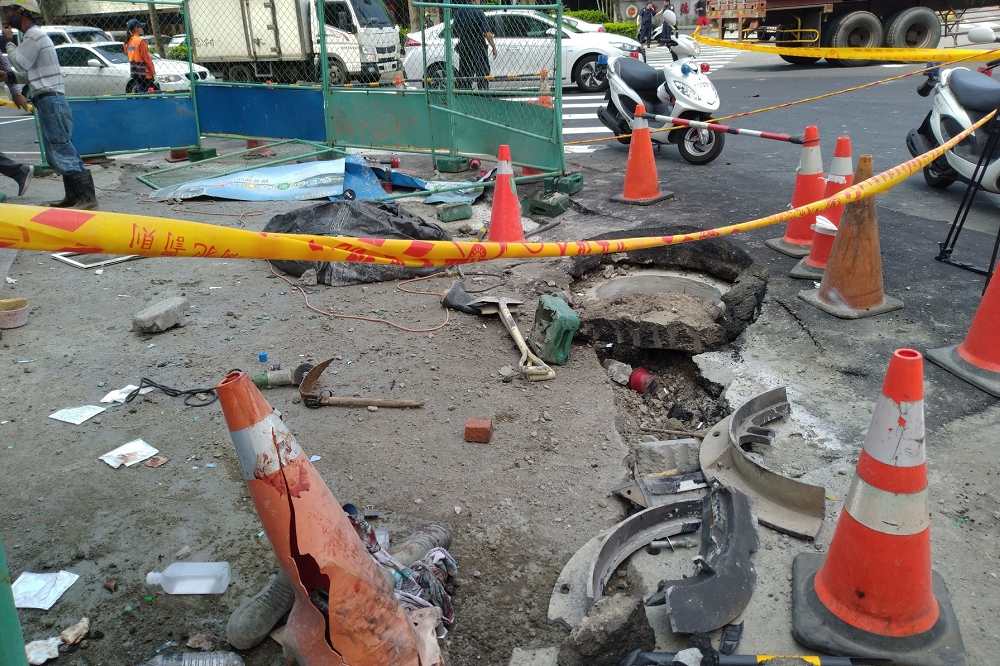 板橋區一處地下管線施工時，下水道人孔蓋爆開造成3名工人受傷，目前都已送往鄰近醫院急救。（新北消防局提）