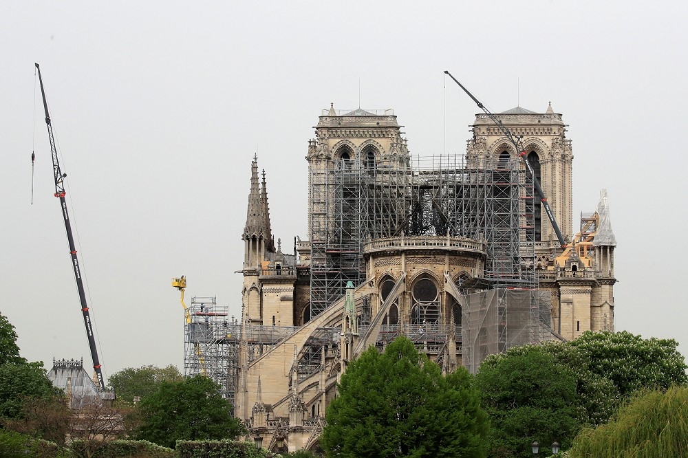23日法國巴黎聖母院各處建立防護措施。（湯森路透）