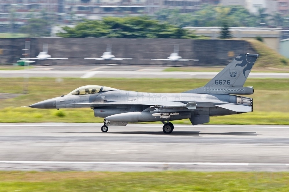 空軍將採購66架F-16CD型的 Block70 V戰機，未來國內將有200架F-16戰機（如圖）的後勤維修市場，將由漢翔規劃建立。(軍聞社）