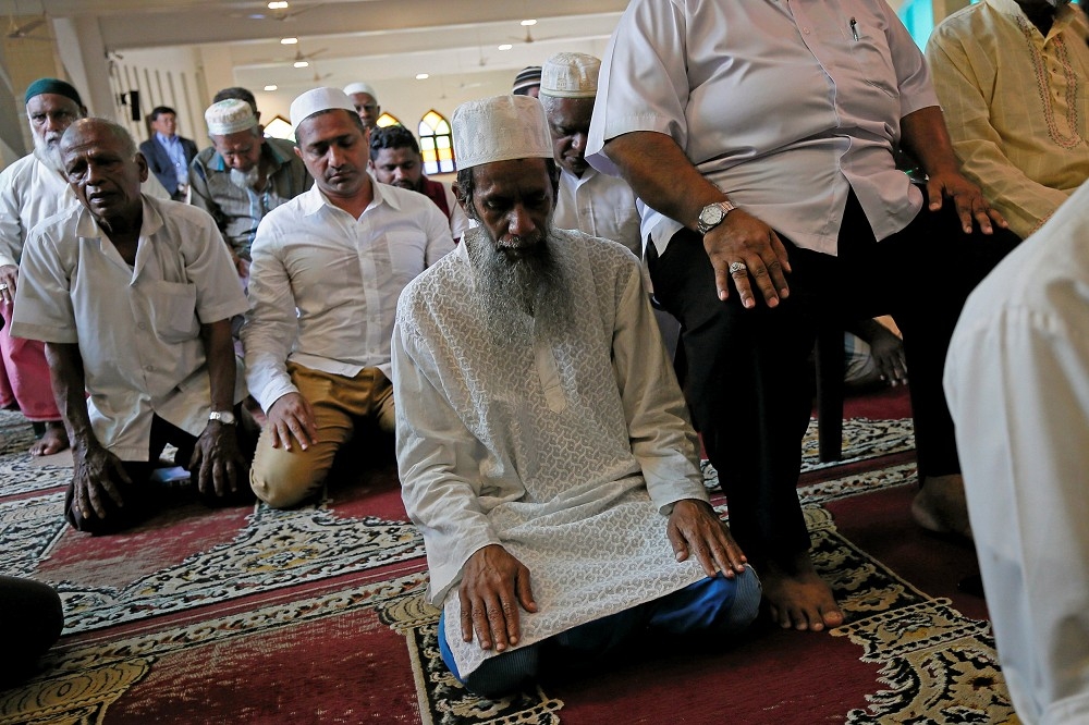 21日斯里蘭卡發生炸彈攻擊之後，26日穆斯林於首都可倫坡的清真寺進行禱告。（湯森路透）