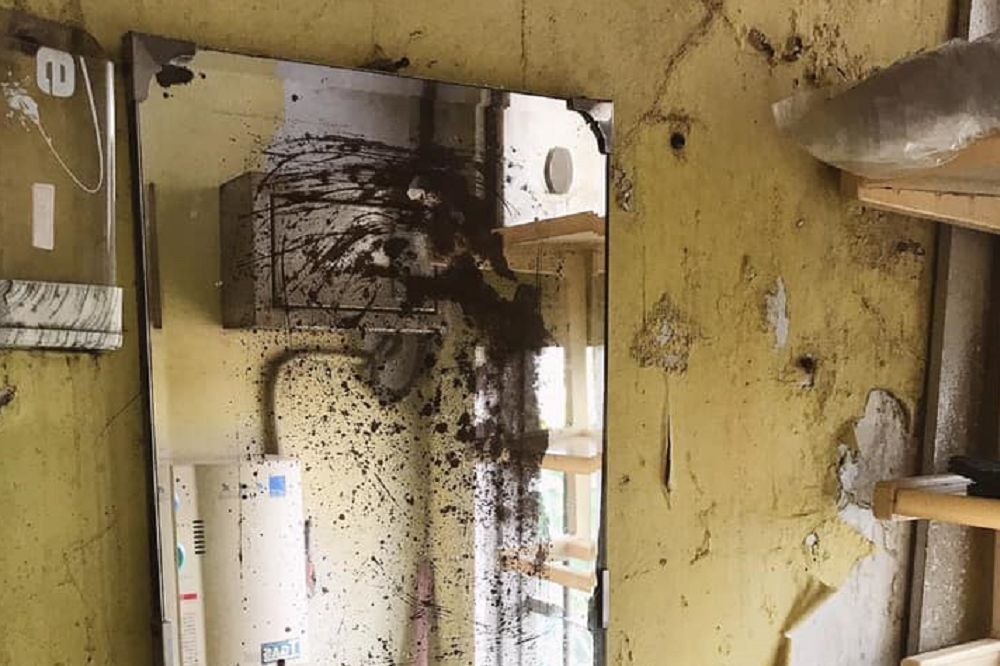 台鐵富岡車站牆壁斑駁、床鋪骯髒，被網友酸「宛如廢墟」。(圖片取自台鐵產業工會臉書)