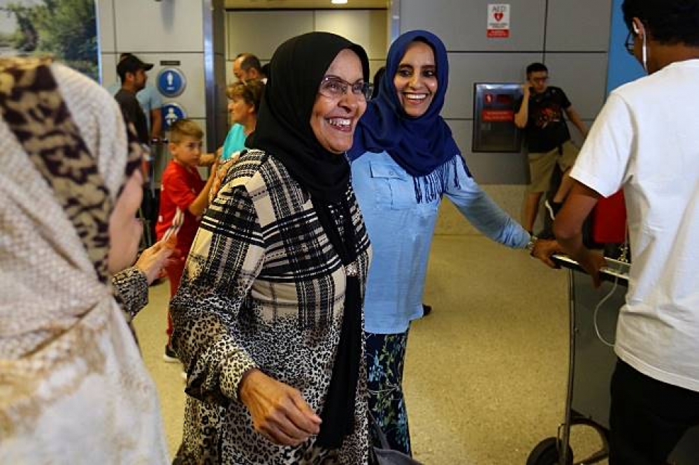 穆斯林民眾抵達洛杉磯機場。（湯森路透）