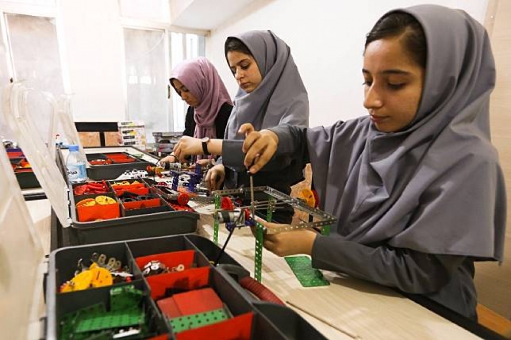 阿富汗6位少女原本計畫飛往美國參加機器人競賽，卻因簽證未過只能透過螢幕觀賽。（湯森路透）