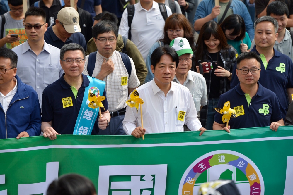 廢核大遊行27日下午分別在台北、高雄舉行，近期因黨內初選鬧僵的蔡英文總統與前行政院長賴清德均出席。（攝影：李智為）