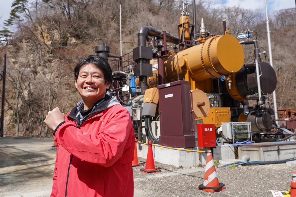 日本土湯當地溫泉組合成立再生能源開發公司，盼打造「不停電的溫泉鄉」。圖為溫泉觀光協會事務局主任淺野博昭。（攝影：張文玠）