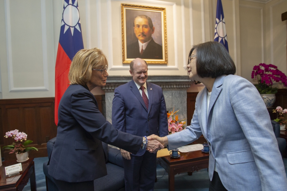 蔡英文總統28日在總統府接見美國聯邦參議員昆斯及何珊訪問團，蔡英文致詞表示，台灣已準備好為國際社會貢獻了。（總統府提供）