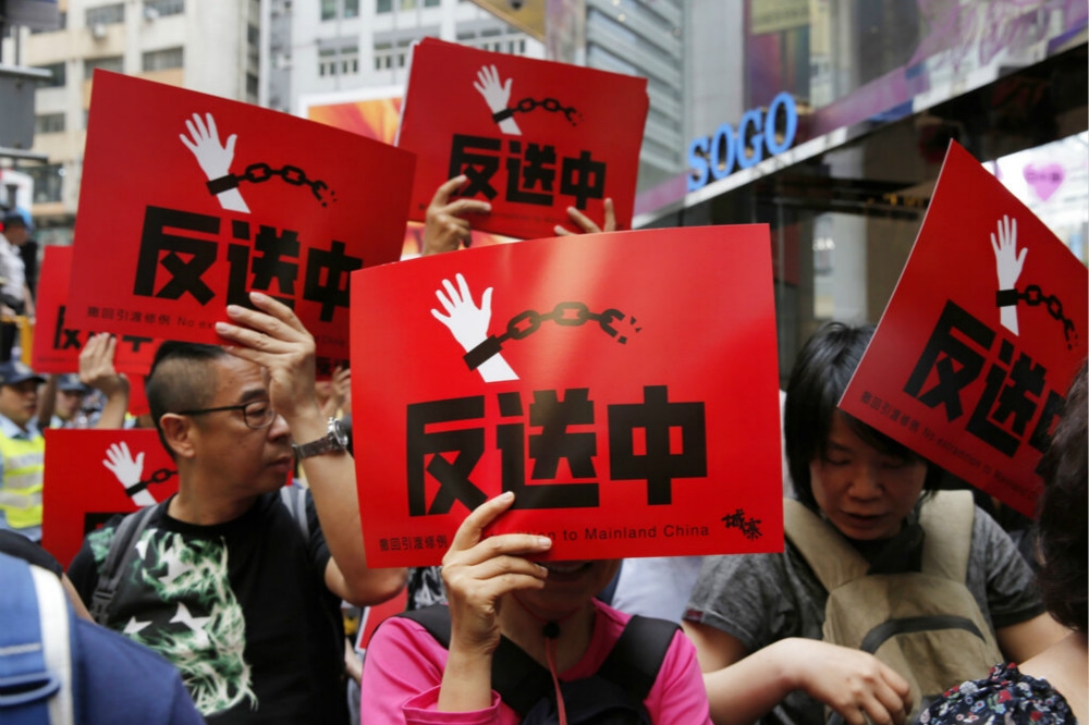 大批香港民眾聚集銅鑼灣，高舉反對《逃犯條例》標語。（美聯社）