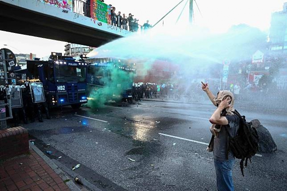 德國警方以水柱驅離暴力抗議G20的群眾。（湯森路透）