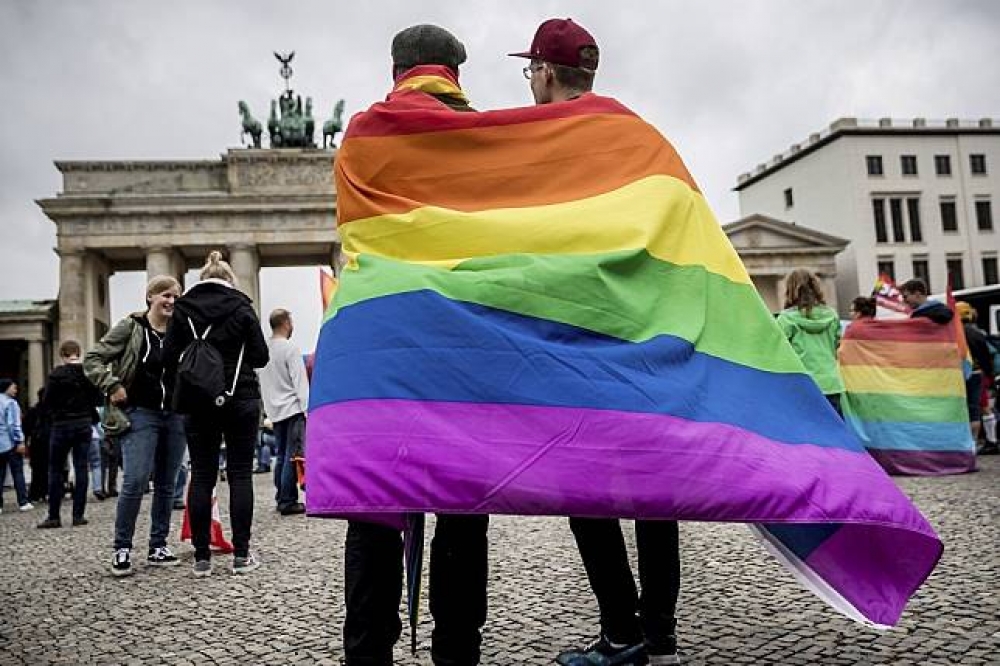 德國國會修改民法，將婚姻的定義改為「異性或同性兩人」一生的結合，同志族群在奮鬥多年後終於能光明正大結婚。（美聯社）