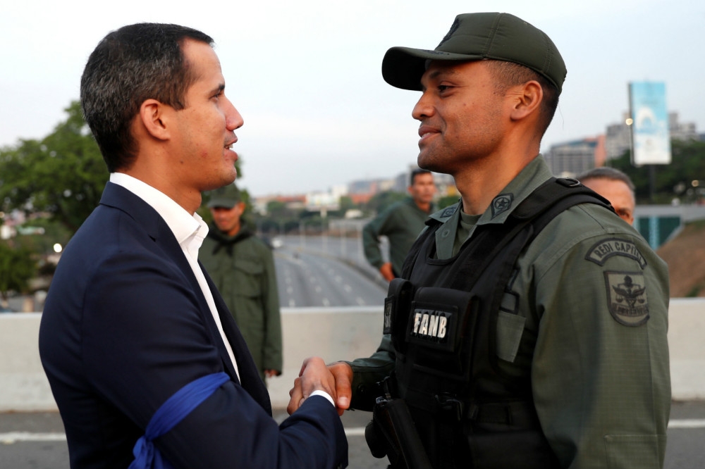 委內瑞拉反對派領袖瓜伊多（左）與軍隊握手致意。（湯森路透）