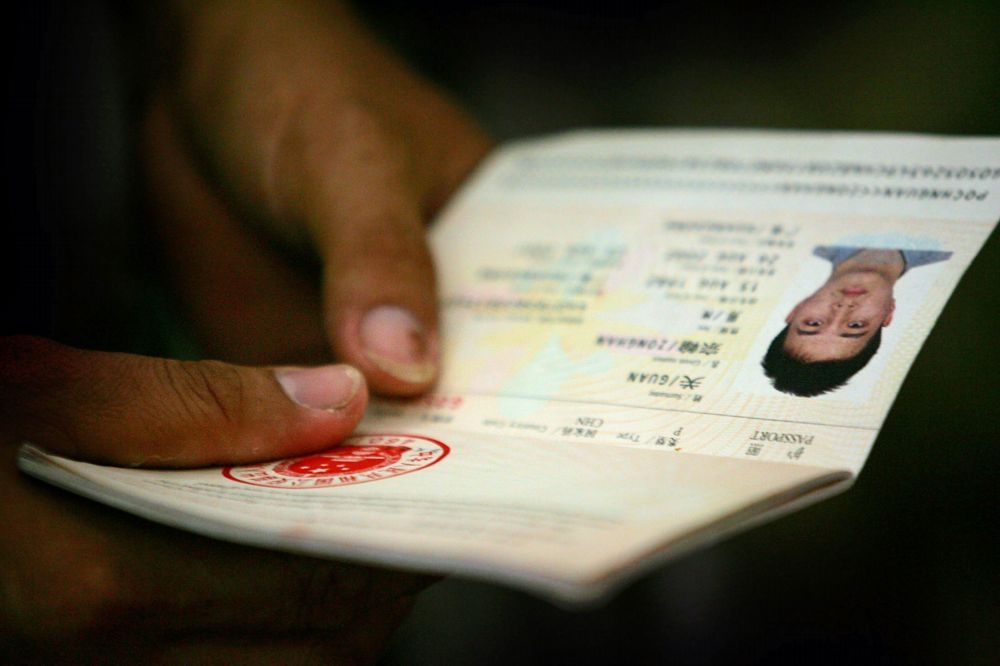 中國政府近年嚴格執行要求公職繳交護照。（湯森路透）