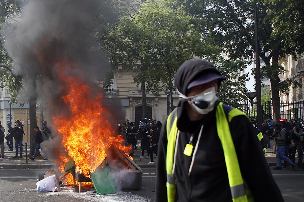 法國巴黎五一勞動節黃背心示威再度變成暴力衝突。（美聯社）