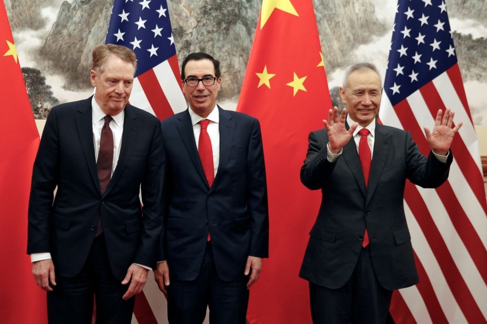 美國貿易代表萊特海澤、財政部長努慶、中國副總理劉鶴（由左至右）1日在中國北京釣魚台國賓館合影。（湯森路透）