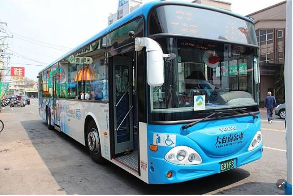 負責台南市中長程運輸的幹線公車，圖為興南客運行駛的藍幹線。（維基百科）