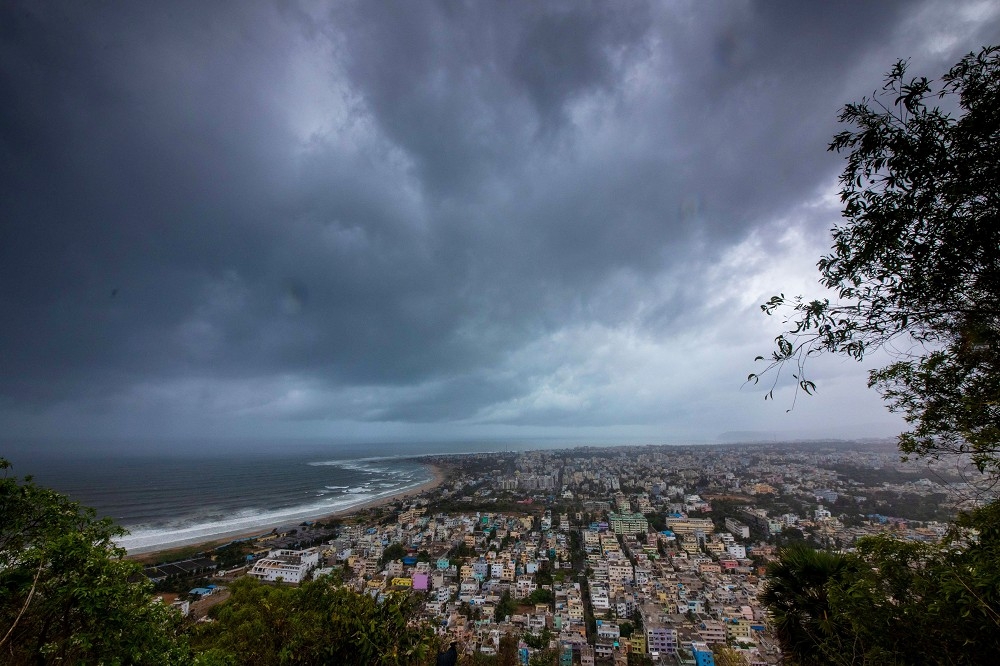 1日熱帶氣旋法尼登陸以前，印度孟加拉灣港口的天空雲層密布。（湯森路透）