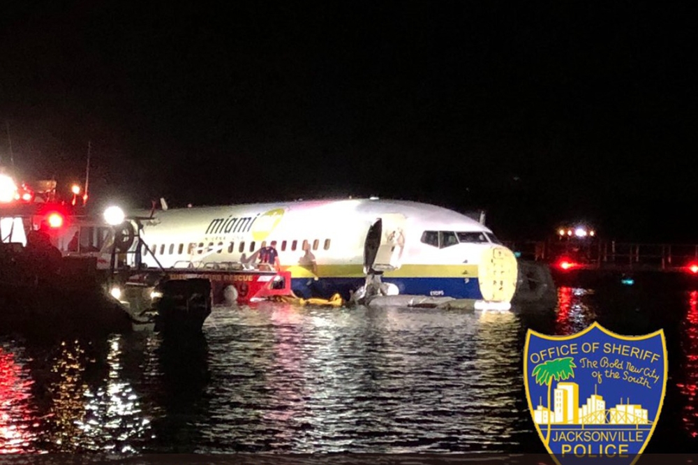一架自古巴起飛的波音737於佛州墜河。（取自Jax Sheriff's Office推特）