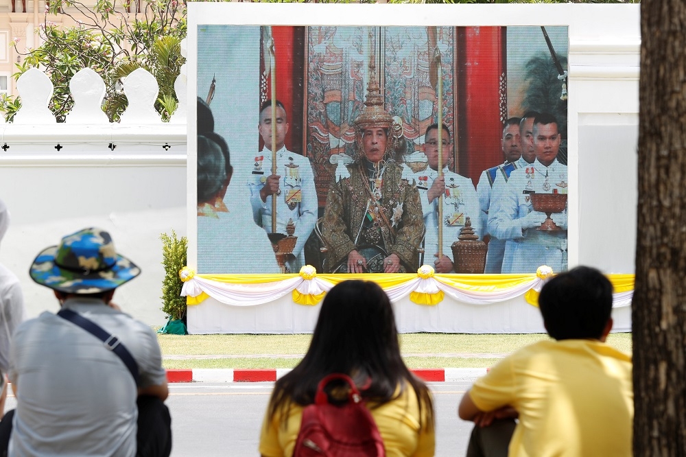 泰國國王拉瑪十世於5月4日正式登基，頭戴重達7.3公斤的王冠，坐在「九層白幡傘」之下。（湯森路透）