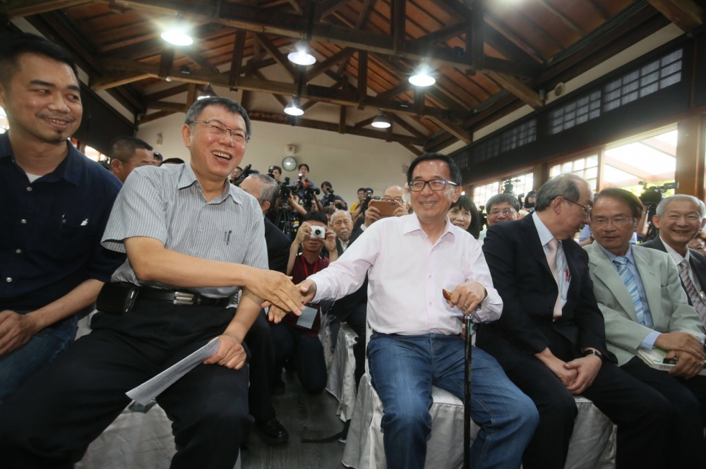 台北市長柯文哲將5日下午2點出席前總統陳水扁的《堅持—陳水扁口述歷史回憶錄》新書發表會，兩人互動格外令人矚目。（攝影：李景濤）