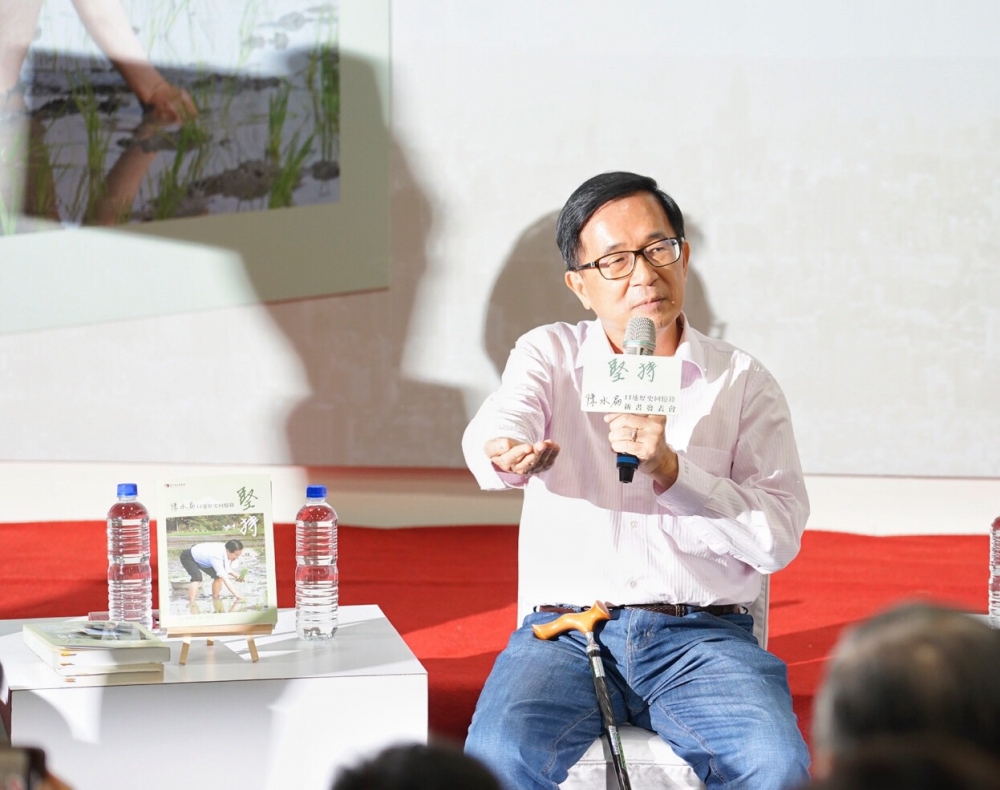 陳水扁在新書發表會中，要求身旁的台北市長柯文哲以醫師身分，親證他手1秒抖6.6次是「真抖」。(攝影：李景濤)