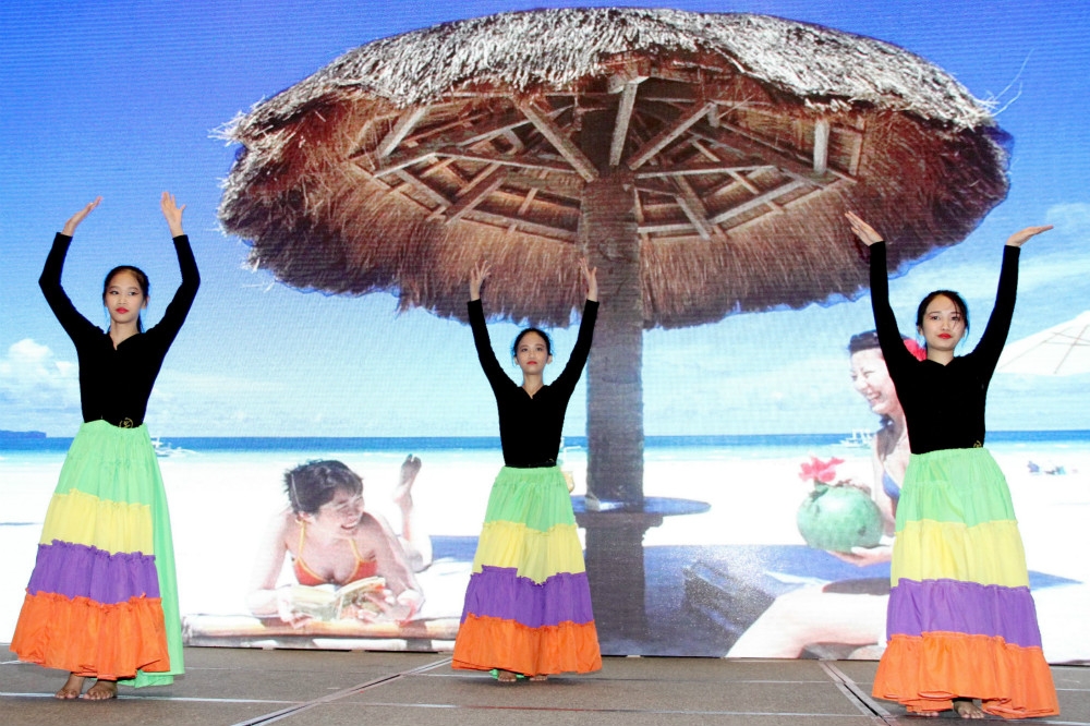 菲律賓女孩在旅展跳民族舞蹈。（中新社）