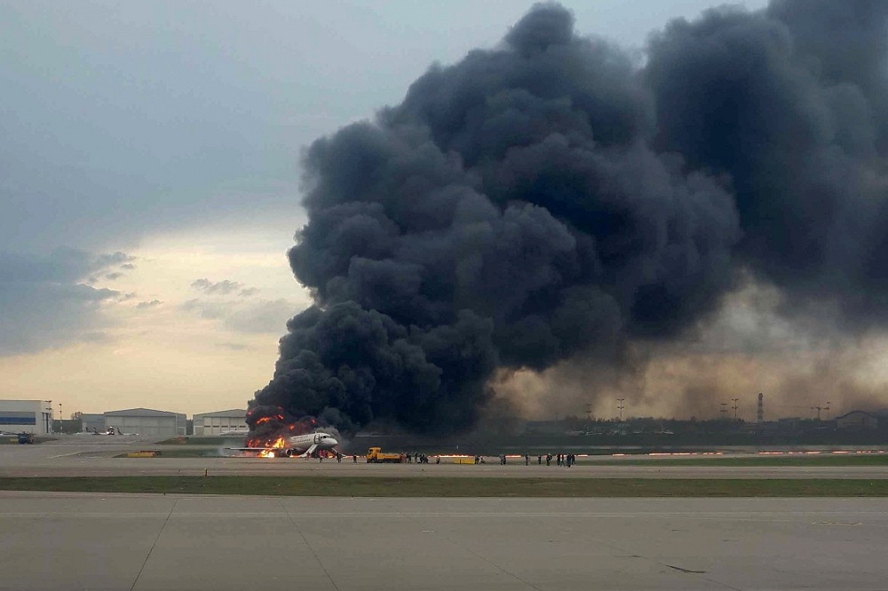 俄羅斯航空一架客機起火緊急迫降起飛機場。（湯森路透）
