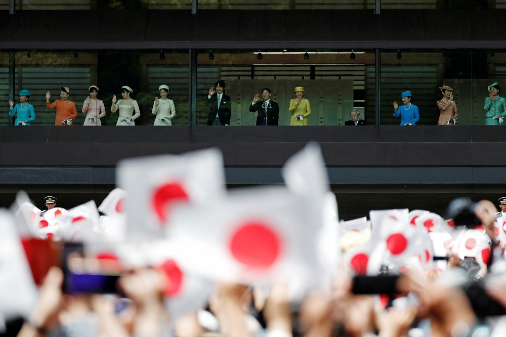 《朝日新聞》四月份民調，76%民眾回答對皇室「有親近感」。（湯森路透）