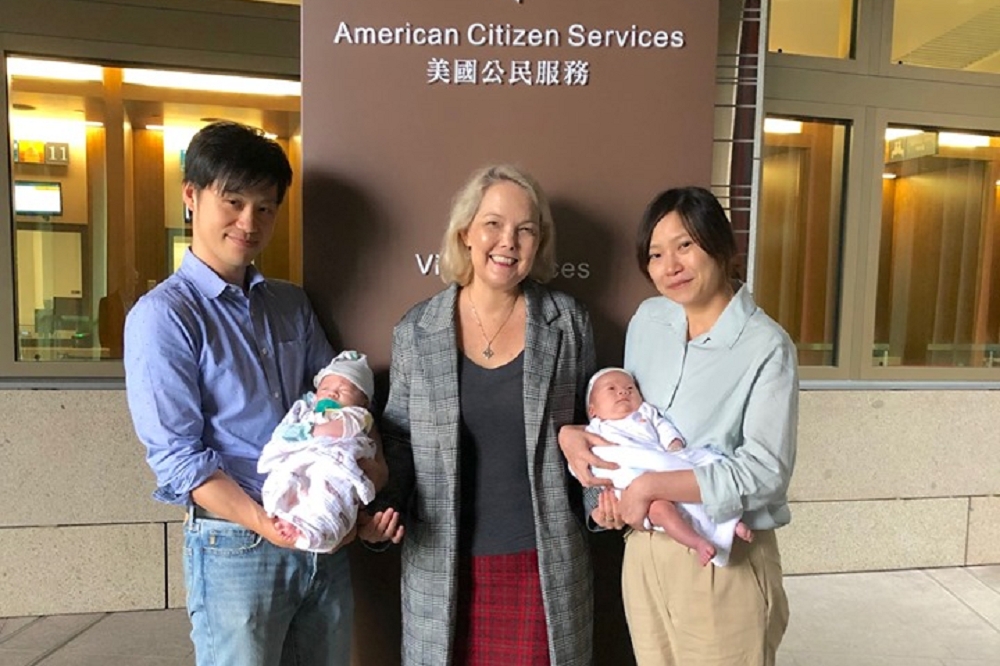 AIT在6日早上成功幫助2位新生兒發出新館首張海外領事出生證明。（圖片取自美國在台協會AIT臉書粉絲專頁）