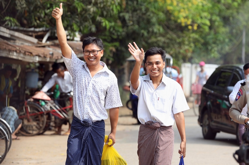 《路透》記者瓦隆（Wa Lone）（左）和吳覺梭（Kyaw Soe Oo）（右）7日獲釋。（湯森路透）
